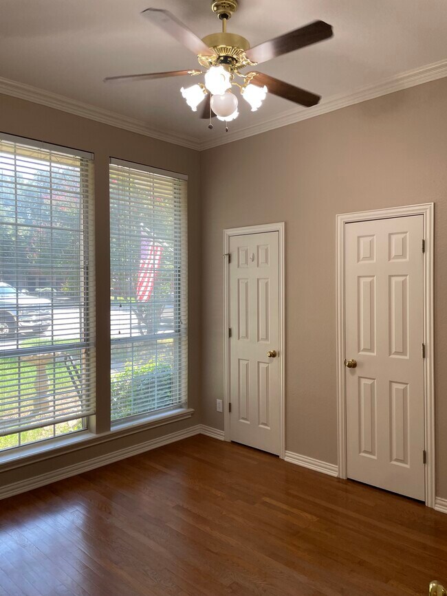 Building Photo - 3014 S Manor Ct