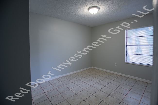 Building Photo - Spacious 3/1 Duplex with Laundry Room