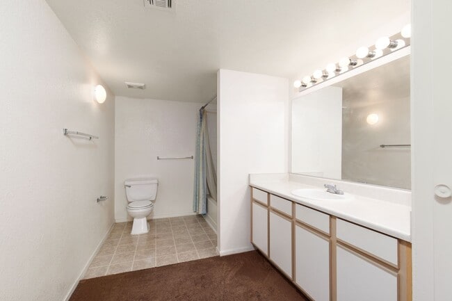 Building Photo - First floor one bedroom in gated Silverado Rach community