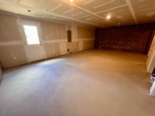 Building Photo - 2105 Canterbury Dr