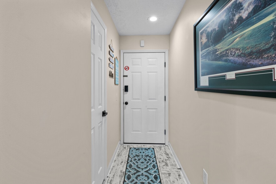 Building Photo - 557 White River Dr