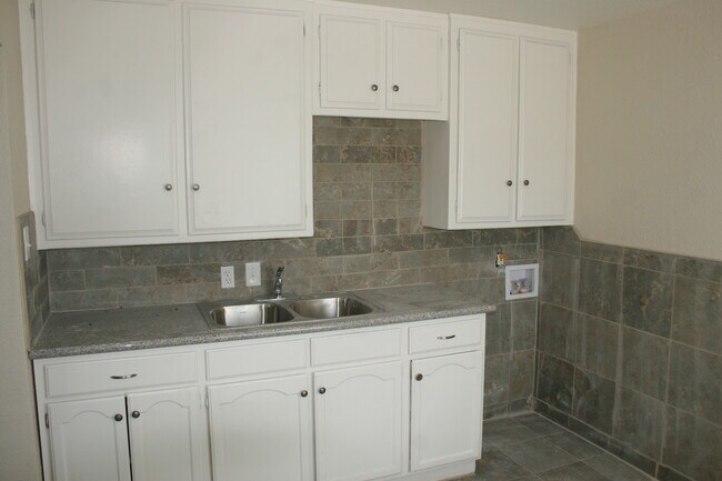 Building Photo - 525 Goodman St