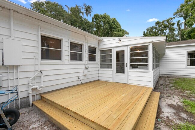 Building Photo - 605 N Amelia Ave