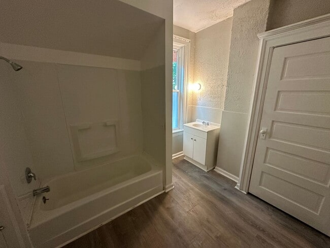 Building Photo - Beautiful Spacious 2 Bedroom Apt. Upstairs Unit in Duplex