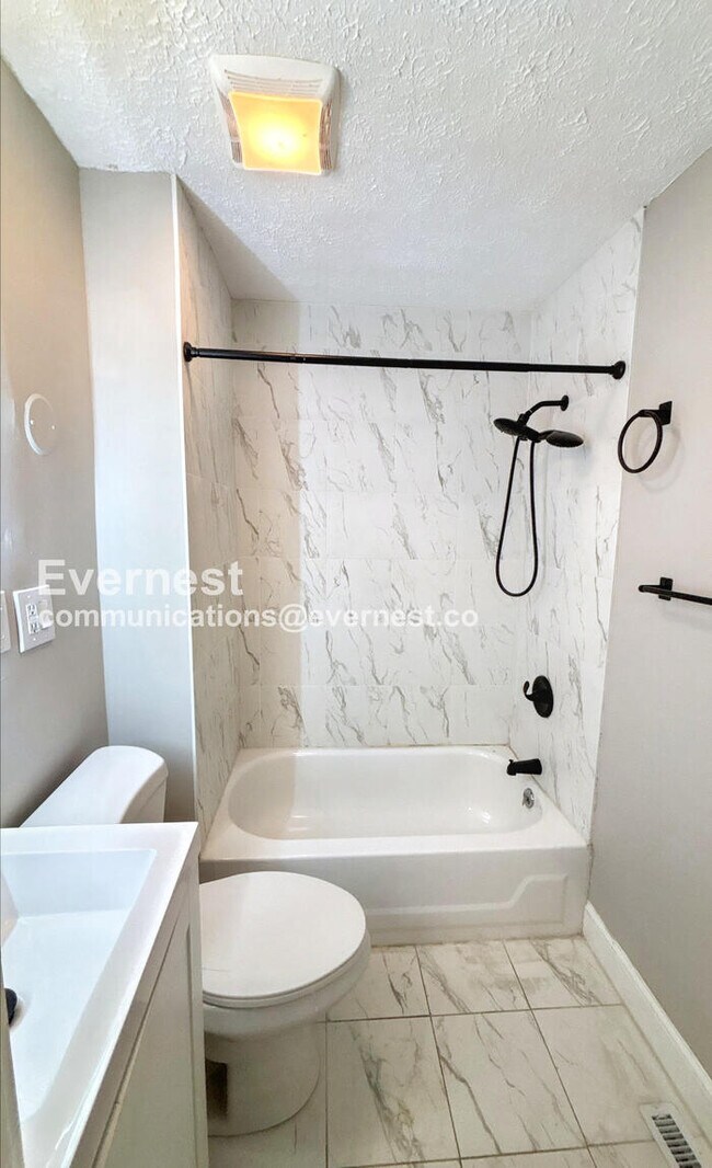 Building Photo - 3-Bedroom Townhome with Fenced Yard / Pet-...
