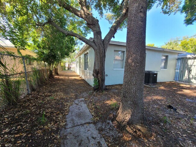 Building Photo - Stunning Corner-Lot Rental: 4BR/2BA with Courtyard