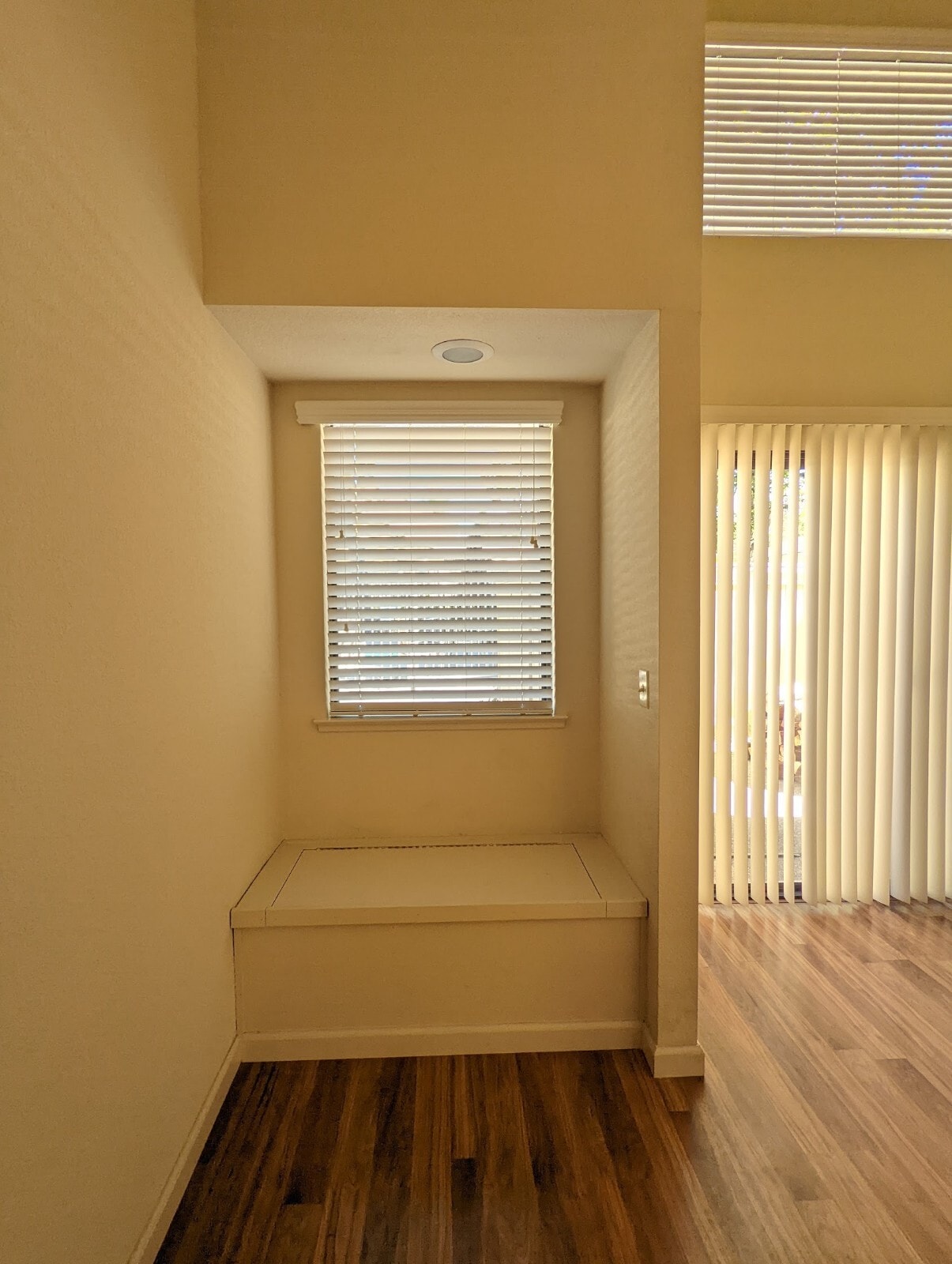 Building Photo - 1704 Woodlake Dr