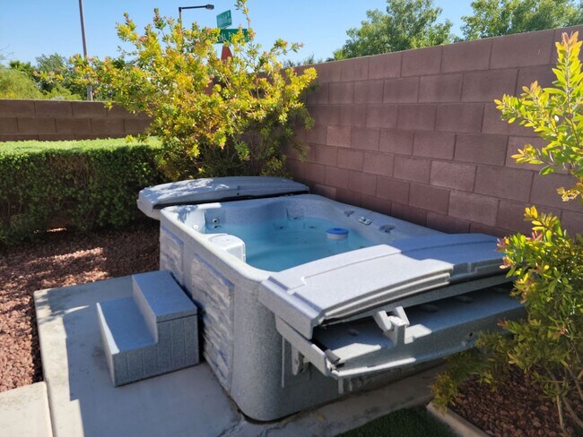 Building Photo - Downtown Summerlin Beauty