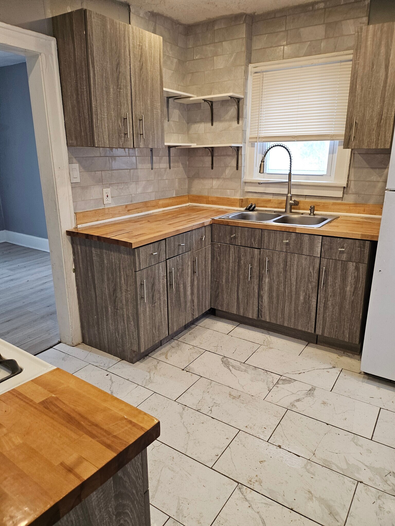 Building Photo - 573 Grace Ave