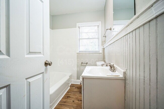 Building Photo - 927 Byron Dr SW