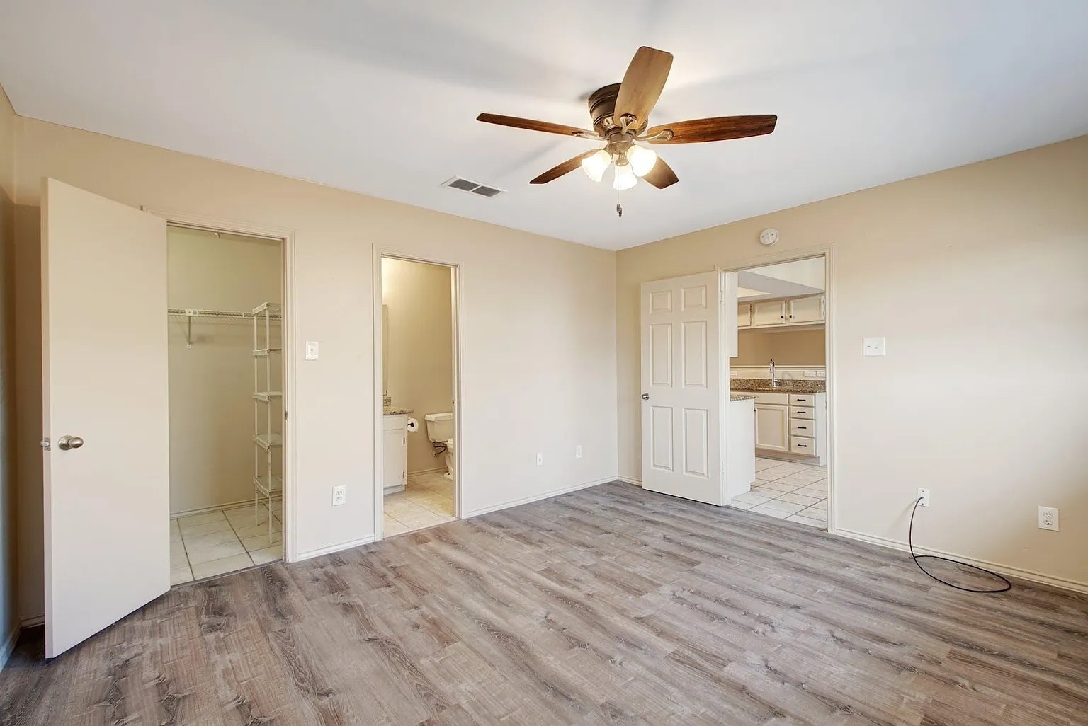 Building Photo - Room in Duplex on Luther Dr