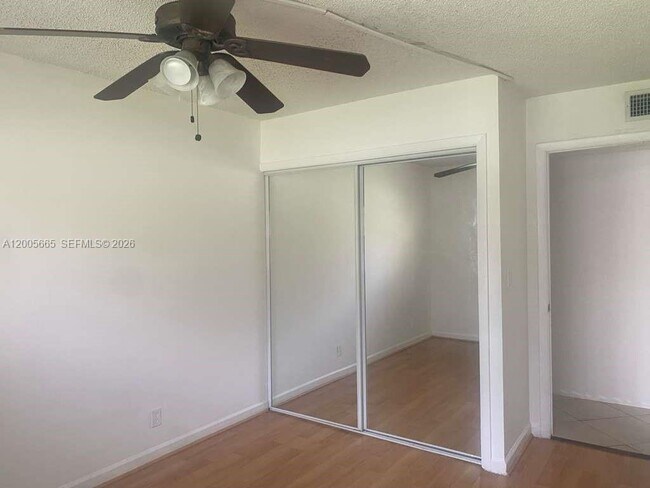 Building Photo - 220 Lakeview Dr