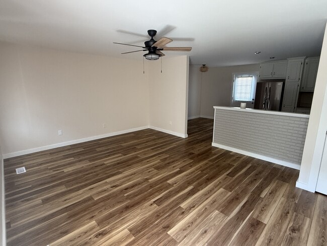 Building Photo - 801 Sunview Dr NW