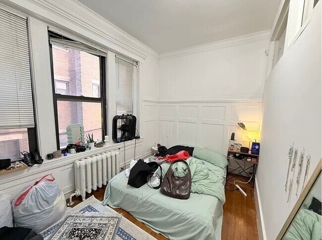 Building Photo - 452 Park Dr