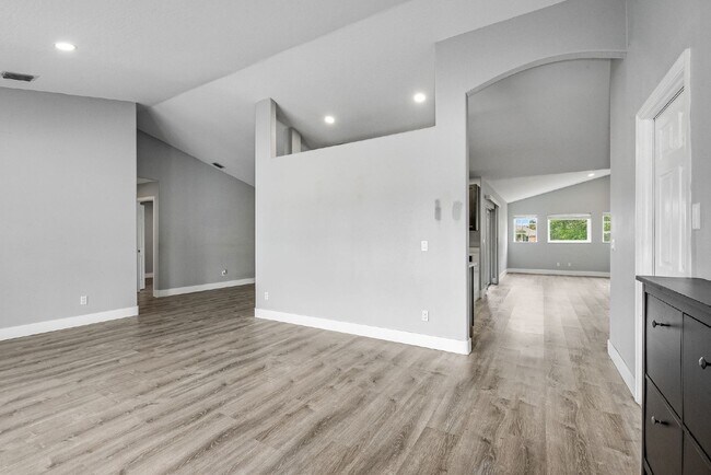 Building Photo - Stunning 3 Bed, 2 Bath Home in Vizcaya Estates