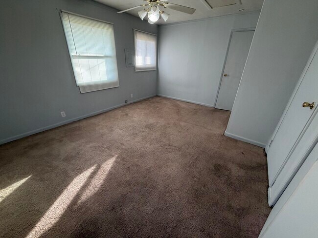 Building Photo - 1605 Crestview-