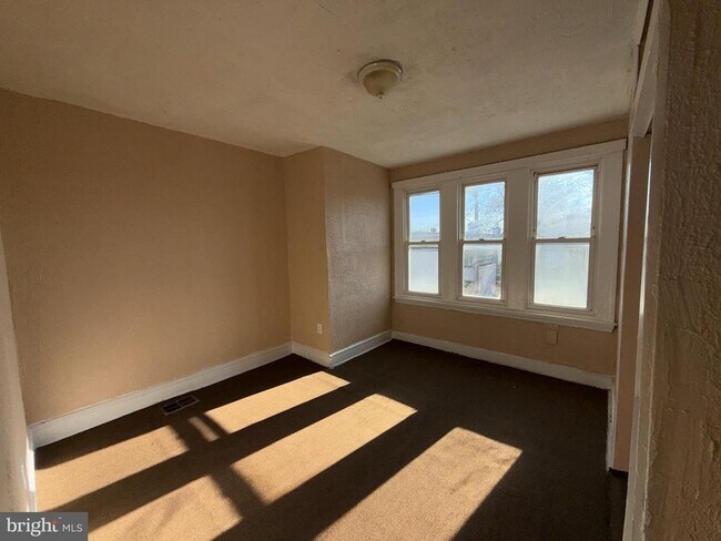 Building Photo - 2411 W Indiana Ave