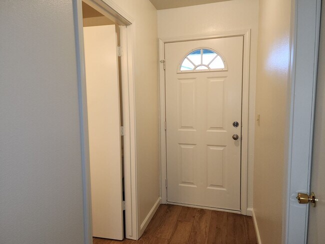 Building Photo - 404 Valley Cir