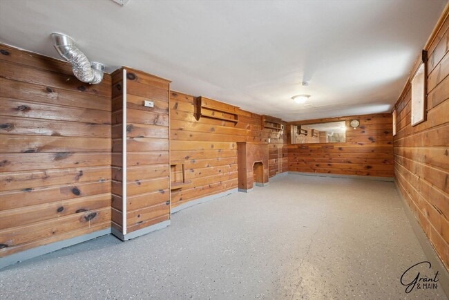 Building Photo - 4 bedroom $1300