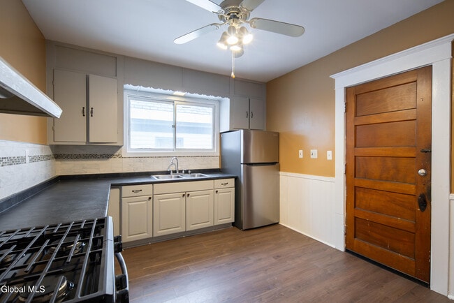 Building Photo - 22 Swan St