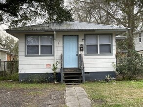 Building Photo - 2128 Woodside St