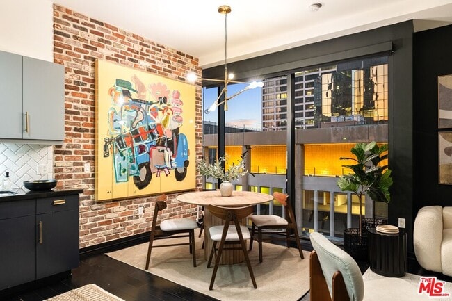 Building Photo - 655 S Hope St