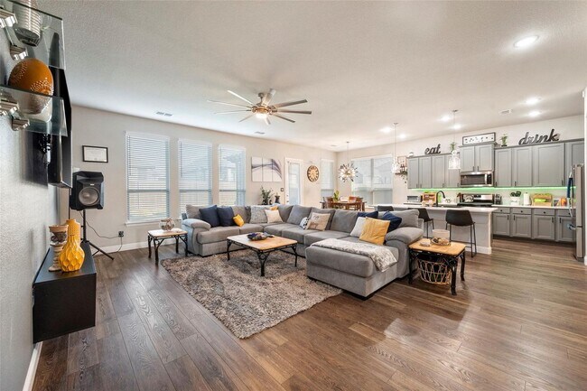 Building Photo - 7224 Fallen Crest Ln