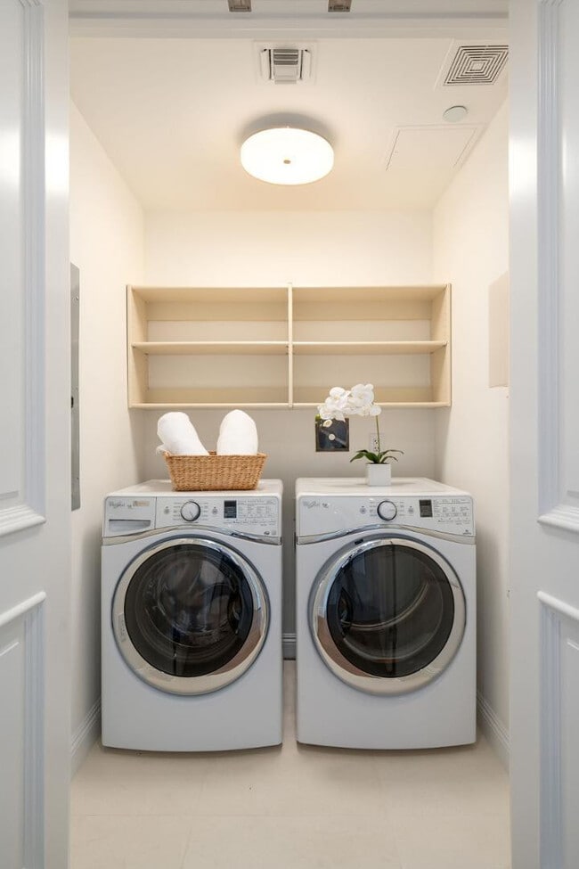 Building Photo - 7181 E Camelback Rd