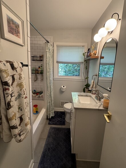 Building Photo - 2332 Tanglewood Cir NE
