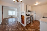 Building Photo - Great 3 Bedroom Home with Big Backyard
