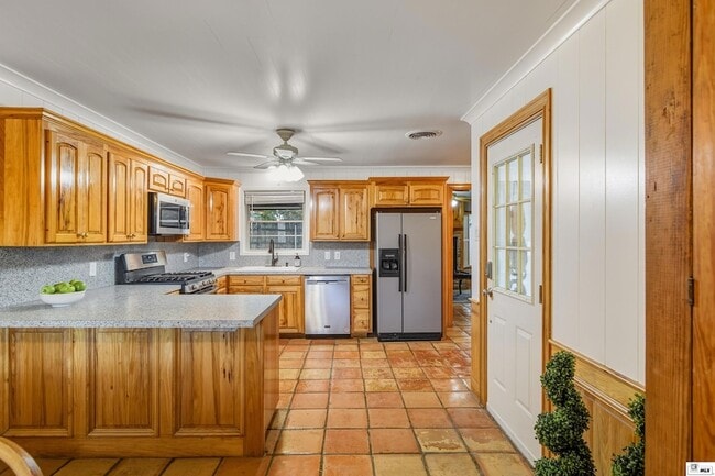 Building Photo - 1110 Hilton St