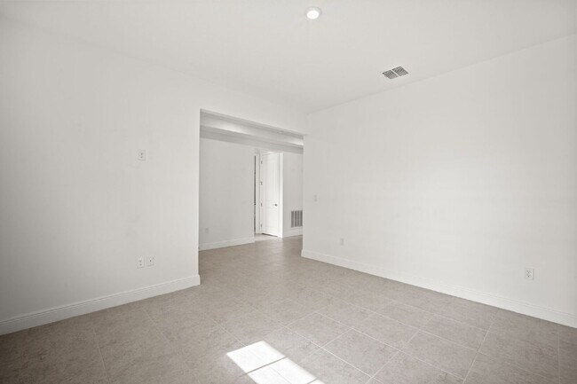 Building Photo - Gorgeous 4BR/3BA home in Island Forest Preserve