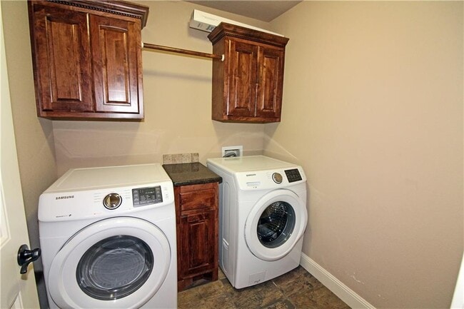 Building Photo - 3108 SW Oakleigh Rd