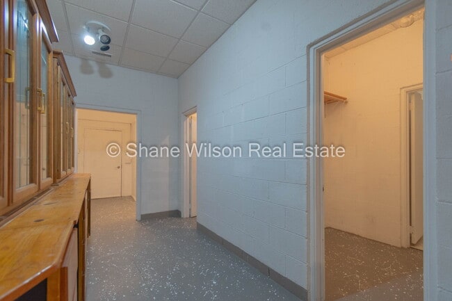 Building Photo - Commercial Property Ideal for Contractor t...