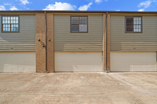 Building Photo - 9850 Pagewood Ln