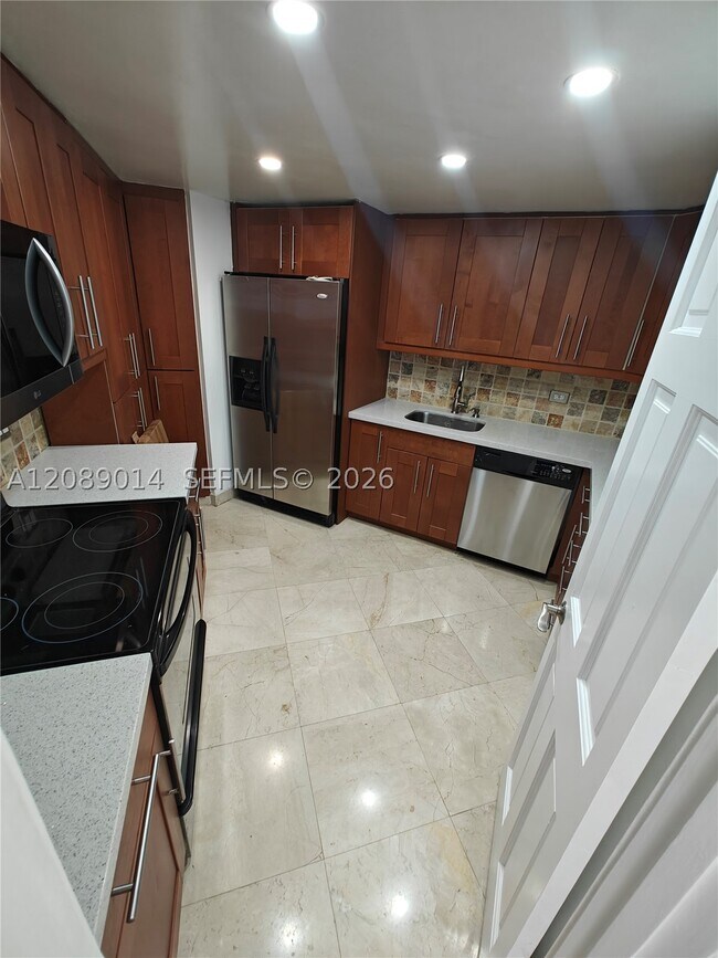 Building Photo - 825 Brickell Bay Dr