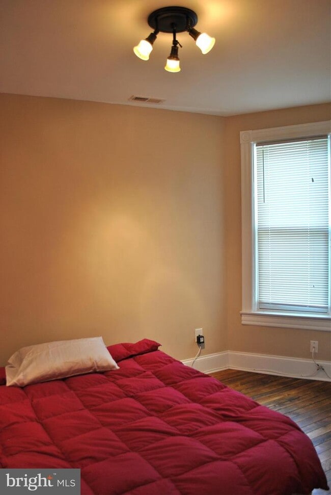 Building Photo - 127 10th St SE