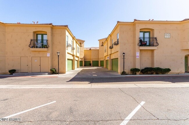 Building Photo - 5015 E Cheyenne Dr