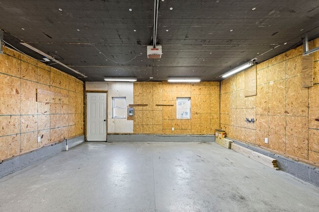 Building Photo - Newly Renovated 4-Bedroom, 2-Bath Home wit...