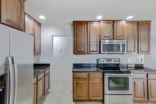 Building Photo - Spacious & Stylish 4/2 – Just  2 Miles fro...