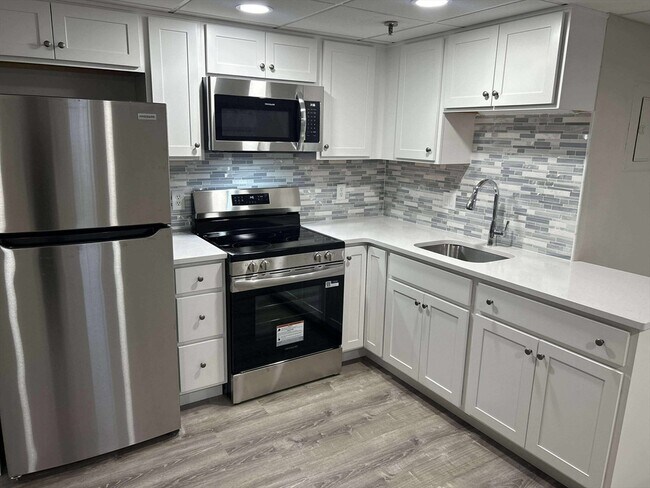 Building Photo - 1329 Main St