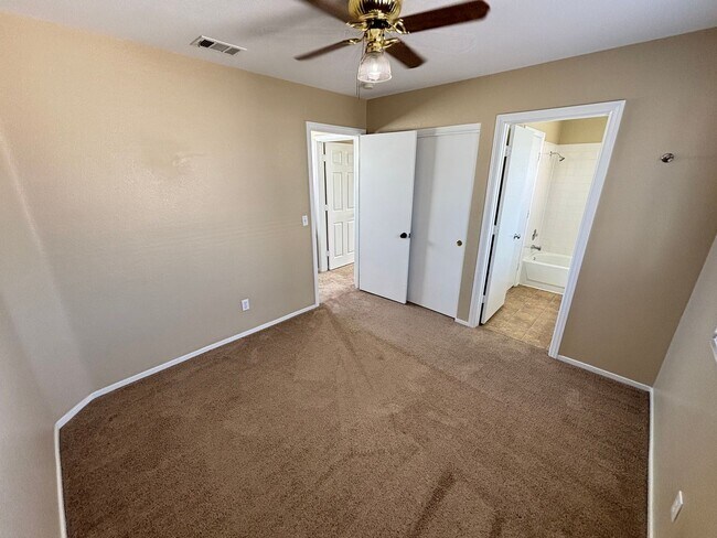 Building Photo - Gorgeous 4Bed/2Bath Home located in Sunris...