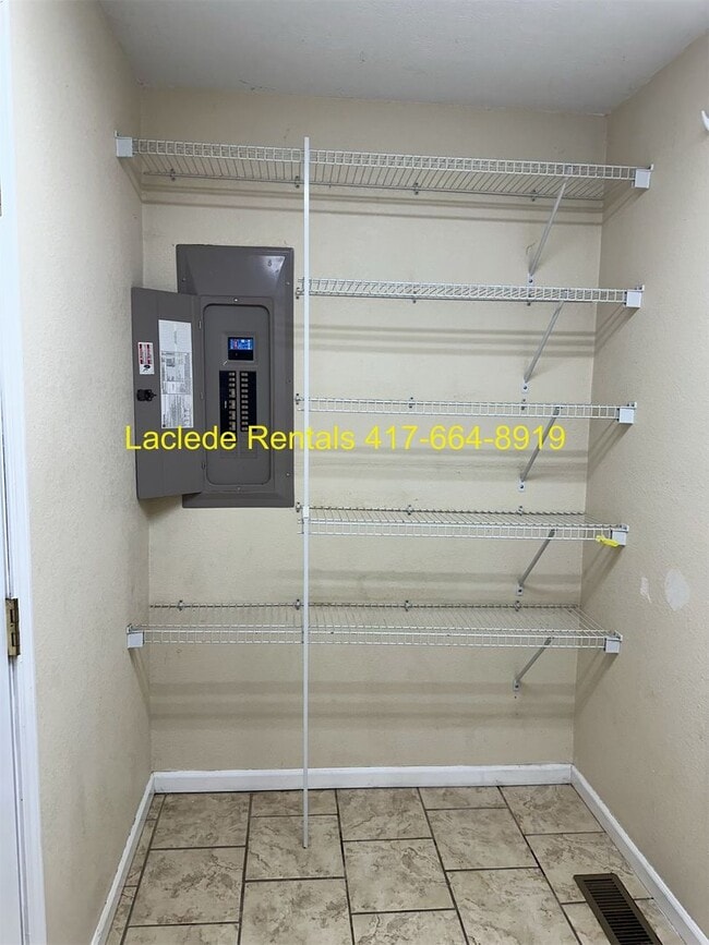 Building Photo - 3 Bedroom 2 Bathroom Duplex