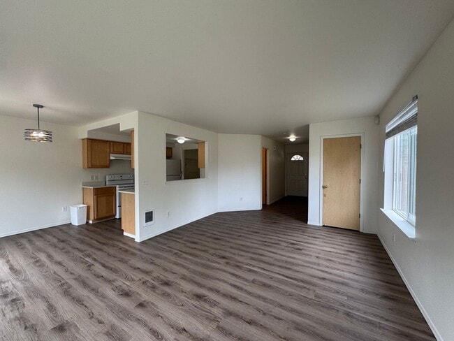 Building Photo - 610 11th Ave