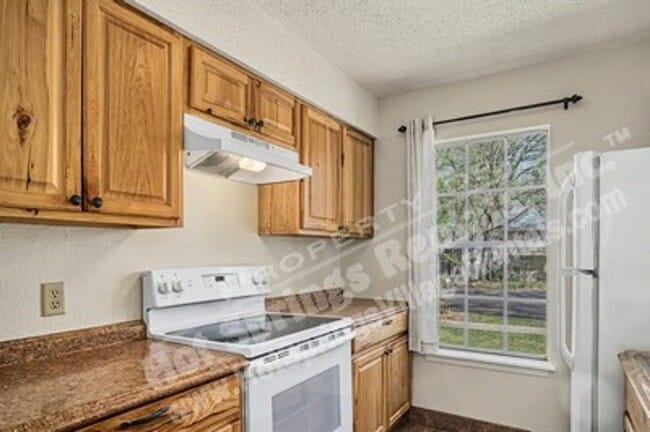 Building Photo - Two-Level Townhome in DeSoto Courts