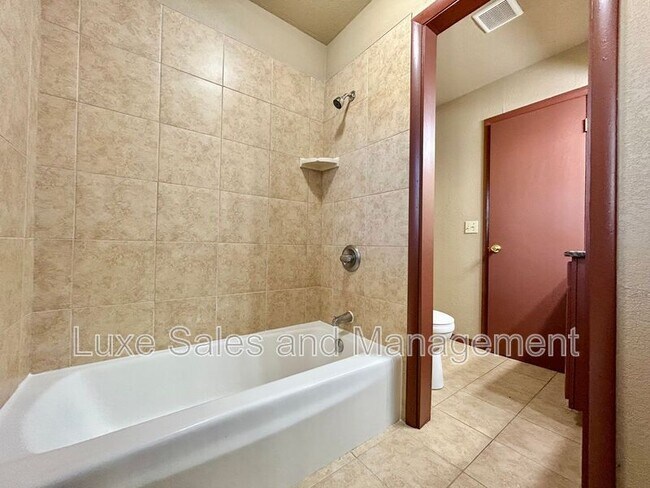 Building Photo - 605 Moraine Ave