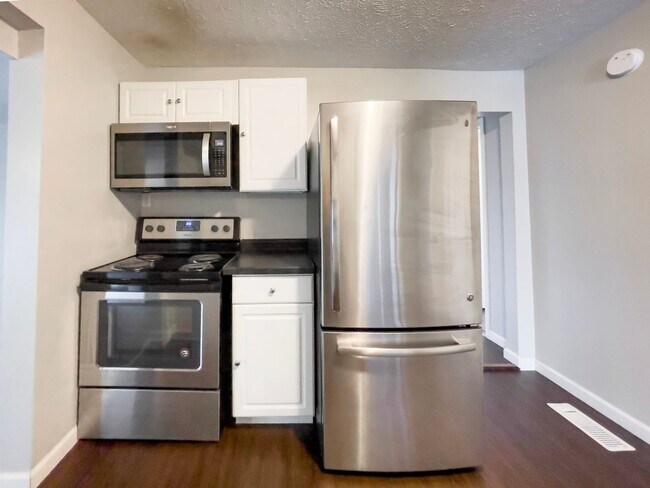 Building Photo - PRELEASING for AUGUST! 5 Bedroom, 3 Bathroom Home Close to Campus: In-Unit Washer and Dryer