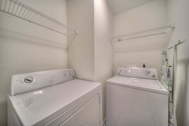 Building Photo - 710 Red Cedar Ct