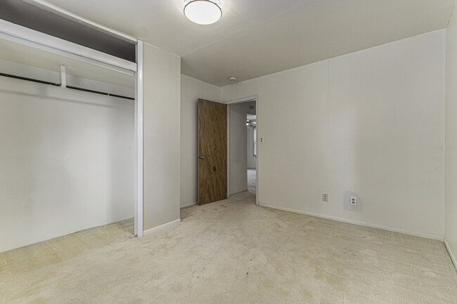 Building Photo - 1119 N Twyckenham Dr