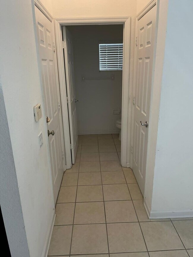 Building Photo - Fabulous 3/2.5 Townhouse located in The Vistas at Stonebridge Commons